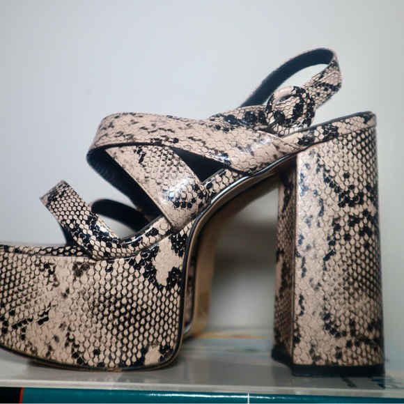 La Moda gray snake print platform heels - Picture 3 of 7